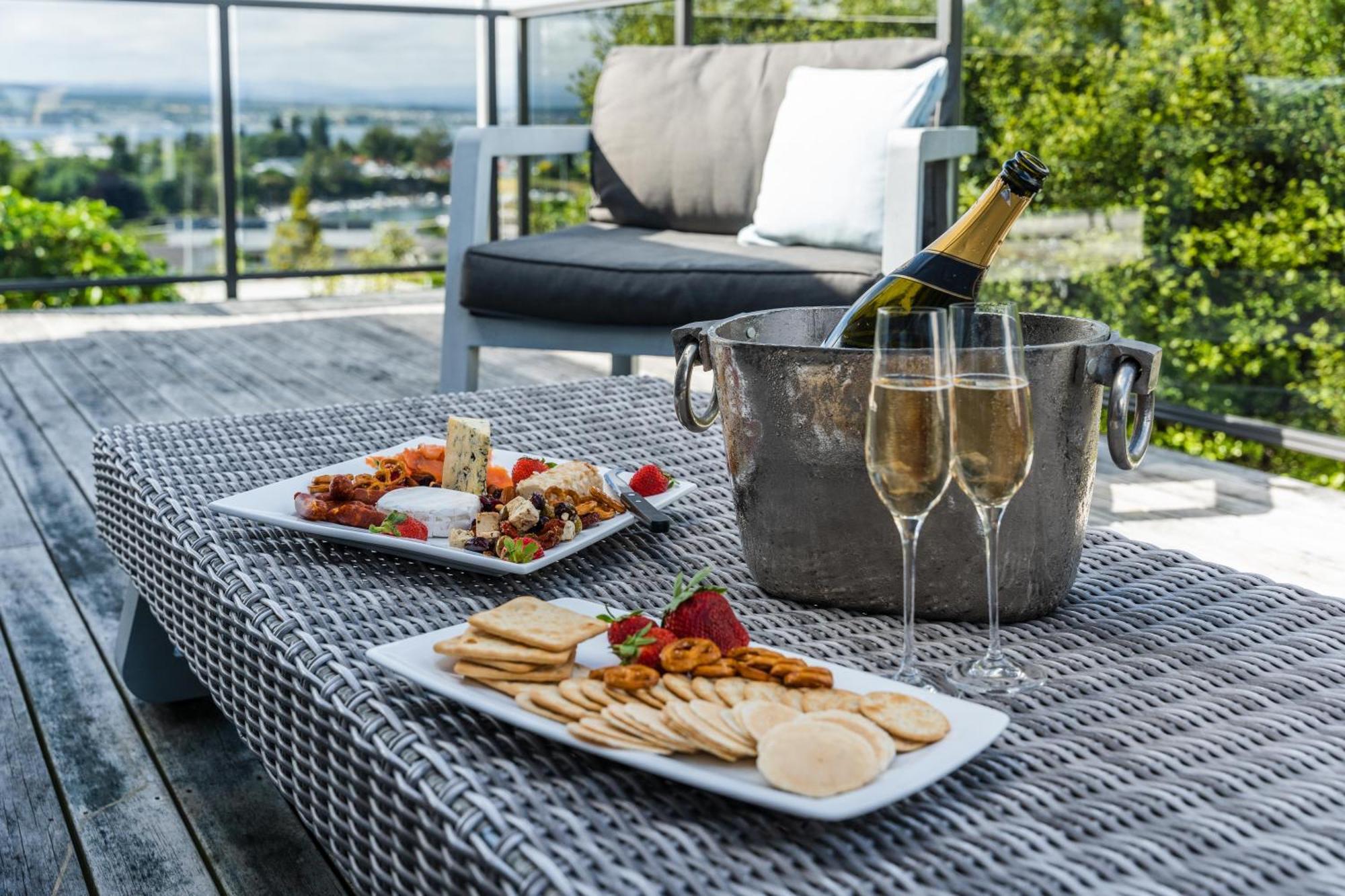 Ngaio Views - Lake Taupo Holiday Home Luaran gambar