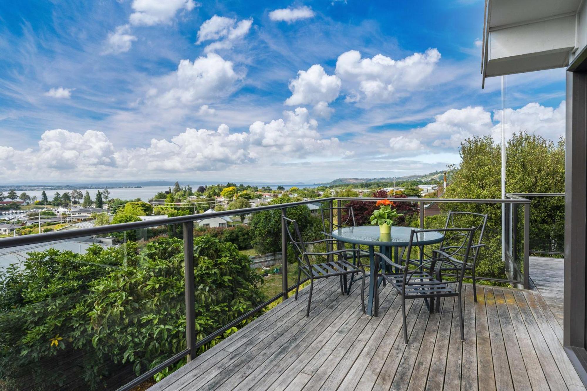 Ngaio Views - Lake Taupo Holiday Home Luaran gambar